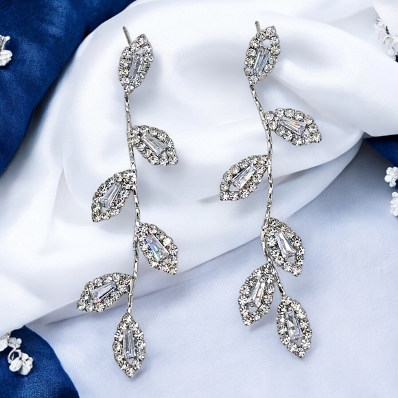 🆕️Glamorous Silver-Plated Sparkling Cubic Zirconia Leaf Dangle Earrings ✨️🍃 - Picture 1 of 14